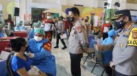 KAPOLDA Irjen Putu Jayan Danu berdialog dengan peserta vaksinasi serentak TNI-Polri di Discovery Mall Kuta, Sabtu (27/11/2021). Foto: ist KAPOLDA Irjen Putu Jayan Danu berdialog dengan peserta vaksinasi serentak TNI-Polri di Discovery Mall Kuta, Sabtu (27/11/2021). Foto: ist