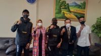 KETUA DPRD NTB, Baiq Isvie Rupaeda (dua kiri), saat melepas atlet catur yang akan mengikuti Kejurnas V Catur Pelajar di Babel, di ruang kerjanya, Senin (15/11/2021). Foto: rul KETUA DPRD NTB, Baiq Isvie Rupaeda (dua kiri), saat melepas atlet catur yang akan mengikuti Kejurnas V Catur Pelajar di Babel, di ruang kerjanya, Senin (15/11/2021). Foto: rul