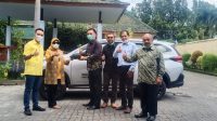 KETUA DPRD NTB, Baiq Isvie Rupaeda; saat menyerahkan mobil kepada Ketua PHDI NTB, Ida Made Santi Adnya; yang disaksikan Bendahara DPD Golkar NTB, Firadz Pariska (kiri), dan pengurus PHDI NTB di rumah dinasnya, Selasa (2/11/2021). Foto: rul KETUA DPRD NTB, Baiq Isvie Rupaeda; saat menyerahkan mobil kepada Ketua PHDI NTB, Ida Made Santi Adnya; yang disaksikan Bendahara DPD Golkar NTB, Firadz Pariska (kiri), dan pengurus PHDI NTB di rumah dinasnya, Selasa (2/11/2021). Foto: rul