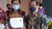 KOMISIONER Bawaslu Bali, I Ketut Rudia (kiri), menunjukkan plakat anugerah Predikat Informatif yang diperoleh Bawaslu Bali dari Bawaslu RI di Jakarta, Selasa (30/11/2021). Foto: ist KOMISIONER Bawaslu Bali, I Ketut Rudia (kiri), menunjukkan plakat anugerah Predikat Informatif yang diperoleh Bawaslu Bali dari Bawaslu RI di Jakarta, Selasa (30/11/2021). Foto: ist