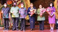 GUBERNUR Koster didampingi Putri Koster tampak berfoto bersama usai menutup Pameran IKM Bali Bangkit Tahap 4, di Gedung Ksirarnawa Taman Budaya Provinsi Bali, Rabu (17/11/2021). Foto: ist GUBERNUR Koster didampingi Putri Koster tampak berfoto bersama usai menutup Pameran IKM Bali Bangkit Tahap 4, di Gedung Ksirarnawa Taman Budaya Provinsi Bali, Rabu (17/11/2021). Foto: ist