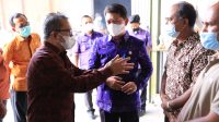 KEPALA Perwakilan Bank Indonesia Provinsi Bali, Trisno Nugroho, melakukan komunikasi dihadapan Bupati Suwirta saat mengunjungi KUD Jaya Werdhi Takmung, Selasa (2/11/2021). Foto: ist KEPALA Perwakilan Bank Indonesia Provinsi Bali, Trisno Nugroho, melakukan komunikasi dihadapan Bupati Suwirta saat mengunjungi KUD Jaya Werdhi Takmung, Selasa (2/11/2021). Foto: ist