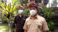 KEPALA SMK Negeri 1 Tampaksiring, I Nyoman Sujana; didamping Wakasek Kesiswaan, Wayan Suarsa. Foto: adi KEPALA SMK Negeri 1 Tampaksiring, I Nyoman Sujana; didamping Wakasek Kesiswaan, Wayan Suarsa. Foto: adi