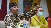 LIDARTAWAN memberi arahan saat rapat koordinasi bersama jajaran KPU kabupaten/kota terkait penyusunan anggaran. Foto: hen LIDARTAWAN memberi arahan saat rapat koordinasi bersama jajaran KPU kabupaten/kota terkait penyusunan anggaran. Foto: hen
