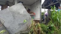 AKIBAT hujan deras menyebabkan tembok penyengker serta tembok rumah Jro Mangku Sutri di Banjar Dinas Tinga, Desa Sekardadi, Kecamatan Kintamani, longsor sekitar 15 meter. Foto: ist AKIBAT hujan deras menyebabkan tembok penyengker serta tembok rumah Jro Mangku Sutri di Banjar Dinas Tinga, Desa Sekardadi, Kecamatan Kintamani, longsor sekitar 15 meter. Foto: ist