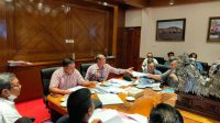 BUPATI Mahayastra memimpin rapat rencana pembangunan mal di lahan eks Hardys. Foto: ist BUPATI Mahayastra memimpin rapat rencana pembangunan mal di lahan eks Hardys. Foto: ist