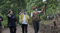 MENTERI PUPR, Basuki Hadimuljono (tengah); didampingi Menteri Lingkungan Hidup dan Kehutanan, Siti Nurbaya Bakar; serta Gubernur NTB, Zulkiflimansyah, saat mendampingi kunjungan Presiden Jokowi di kawasan Hutan Gunung Pepe, Lombok Tengah. Foto: rul MENTERI PUPR, Basuki Hadimuljono (tengah); didampingi Menteri Lingkungan Hidup dan Kehutanan, Siti Nurbaya Bakar; serta Gubernur NTB, Zulkiflimansyah, saat mendampingi kunjungan Presiden Jokowi di kawasan Hutan Gunung Pepe, Lombok Tengah. Foto: rul