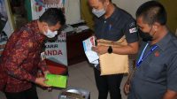 STAF Bawaslu Bali saat memusnahkan barang dugaan pelanggaran Pemilu 2019 di kantor Bawaslu Bali, Selasa (2/11/2021). Foto: ist STAF Bawaslu Bali saat memusnahkan barang dugaan pelanggaran Pemilu 2019 di kantor Bawaslu Bali, Selasa (2/11/2021). Foto: ist