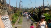 KEASRIAN Desa Wisata Penglipuran di Kelurahan Kubu, Bangli masih jadi primadona wisatawan, terutama lokal, untuk mengisi waktu liburan Umanis Galungan, Kamis (11/11/2021). Foto: gia KEASRIAN Desa Wisata Penglipuran di Kelurahan Kubu, Bangli masih jadi primadona wisatawan, terutama lokal, untuk mengisi waktu liburan Umanis Galungan, Kamis (11/11/2021). Foto: gia