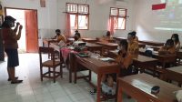GURU sedang mengajar siswa di kelas saat pembelajaran tatap muka terbatas di salah satu sekolah di Denpasar. Foto: tra GURU sedang mengajar siswa di kelas saat pembelajaran tatap muka terbatas di salah satu sekolah di Denpasar. Foto: tra