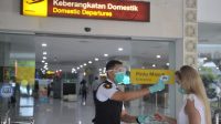 Pemeriksaan-Suhu-Calon-Penumpang-Pesawat-180320-fik-1