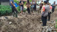 PERSONEL Polres Bangli bersama dengan TNI, BPBD Bangli dan masyarakat setempat gotong royong membersihkan material longsor yang kembali terjadi di Desa Terunyan, Rabu (3/11/2021). Foto: ist PERSONEL Polres Bangli bersama dengan TNI, BPBD Bangli dan masyarakat setempat gotong royong membersihkan material longsor yang kembali terjadi di Desa Terunyan, Rabu (3/11/2021). Foto: ist