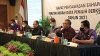 RAPAT Pengawasan Tahapan Pemutakhiran Data Pemilih Berkelanjutan Tahun 2021 digelar Bawaslu Bali di Gianyar, Jumat (12/11/2021). Regulasi yang tidak sinkron menyebabkan pemutakhiran data pemilih oleh KPU menjadi terancam validitasnya. Foto: ist RAPAT Pengawasan Tahapan Pemutakhiran Data Pemilih Berkelanjutan Tahun 2021 digelar Bawaslu Bali di Gianyar, Jumat (12/11/2021). Regulasi yang tidak sinkron menyebabkan pemutakhiran data pemilih oleh KPU menjadi terancam validitasnya. Foto: ist