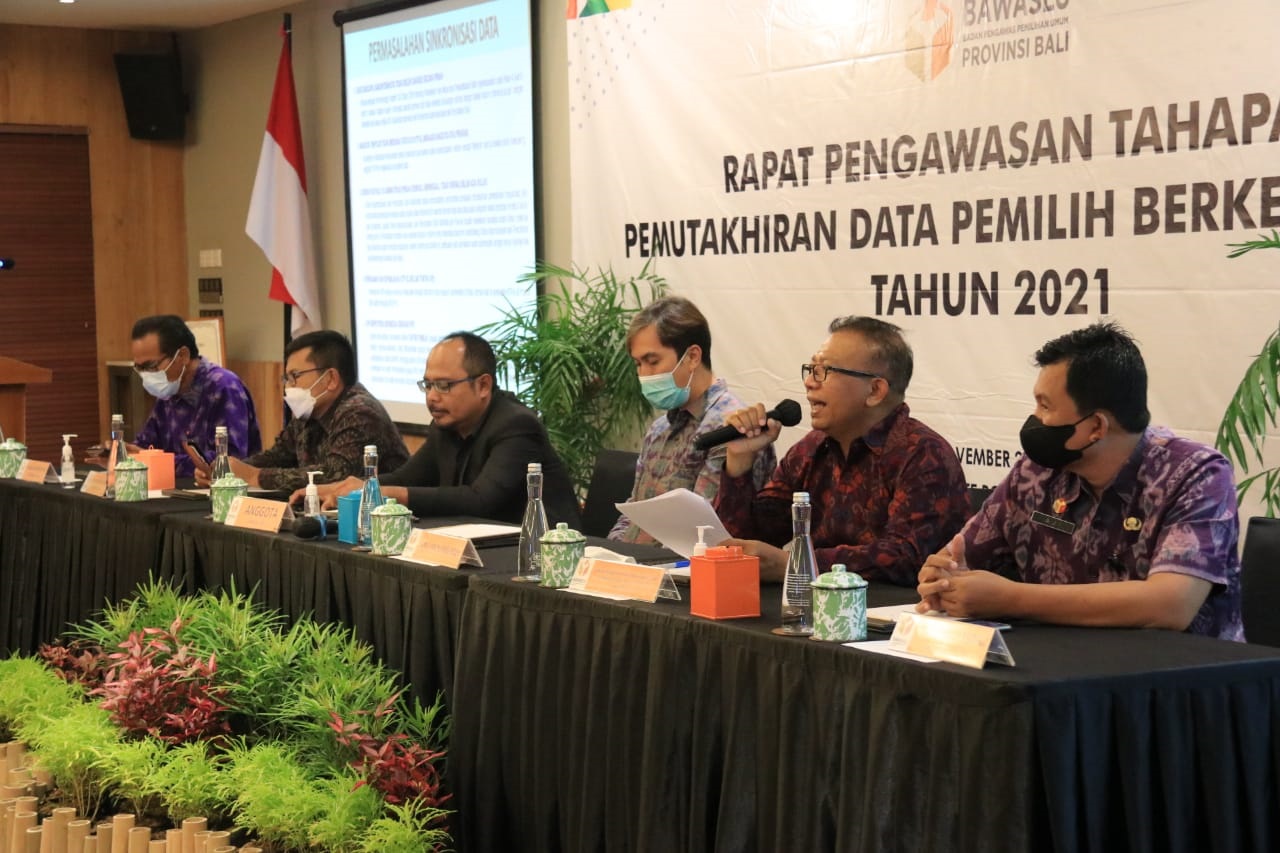 RAPAT Pengawasan Tahapan Pemutakhiran Data Pemilih Berkelanjutan Tahun 2021 digelar Bawaslu Bali di Gianyar, Jumat (12/11/2021). Regulasi yang tidak sinkron menyebabkan pemutakhiran data pemilih oleh KPU menjadi terancam validitasnya. Foto: ist