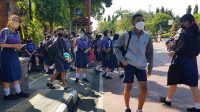 SISWA SMPN 2 Gianyar menunggu jemputan orangtua. Foto: adi SISWA SMPN 2 Gianyar menunggu jemputan orangtua. Foto: adi