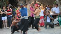 SALAH satu atraksi budaya masyarakat Suku Sasak, yakni Peresean yang menjadi daya tarik wisatawan yang berkunjung ke Deda Sade, Kecamatan Pujut, Lombok Tengah, yang berdekatan dengan Sirkuit Mandalika. Foto: rul SALAH satu atraksi budaya masyarakat Suku Sasak, yakni Peresean yang menjadi daya tarik wisatawan yang berkunjung ke Deda Sade, Kecamatan Pujut, Lombok Tengah, yang berdekatan dengan Sirkuit Mandalika. Foto: rul