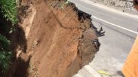 SETENGAH badan jalan amblas, akses jalan perbatasan antara Banjar Kelusu, Desa Pejeng Kelod dengan Banjar Panglan, Desa Pejeng, ditutup total. Foto: adi SETENGAH badan jalan amblas, akses jalan perbatasan antara Banjar Kelusu, Desa Pejeng Kelod dengan Banjar Panglan, Desa Pejeng, ditutup total. Foto: adi