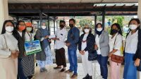KETUA PIPELJK Wilayah Bali, Desi Giri Tribroto menyerahkan bantuan secara simbolis diterima Kepala Desa Trunyan, I Wayan Arjana dan perwakilan salah satu keluarga korban, I NengahTambun. Foto: ist KETUA PIPELJK Wilayah Bali, Desi Giri Tribroto menyerahkan bantuan secara simbolis diterima Kepala Desa Trunyan, I Wayan Arjana dan perwakilan salah satu keluarga korban, I NengahTambun. Foto: ist
