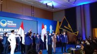 WAGUB Sitti Rohmi Djalilah menerima pataka Ketua DPW Nasdem NTB dari Waketum DPP Nasdem Ahmad Ali saat pelantikan, Senin (1/11/2021) petang. Foto: rul WAGUB Sitti Rohmi Djalilah menerima pataka Ketua DPW Nasdem NTB dari Waketum DPP Nasdem Ahmad Ali saat pelantikan, Senin (1/11/2021) petang. Foto: rul