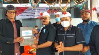 WAKIL Bupati Wayan Diar, menyerahkan Surat Keputusan Bupati Bangli tentang Pembentukan Banjar Dinas Persiapan, Senin (1/11/2021). Foto: ist WAKIL Bupati Wayan Diar, menyerahkan Surat Keputusan Bupati Bangli tentang Pembentukan Banjar Dinas Persiapan, Senin (1/11/2021). Foto: ist