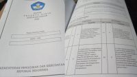 PEMBAGIAN rapor siswa di Denpasar dilaksanakan pada 18 Desember 2021. Kemudian libur sekolah dimulai 20 Desember 2021 hingga 31 Desember 2021, dan mulai masuk sekolah lagi pada 3 Januari 2022. Foto: tra PEMBAGIAN rapor siswa di Denpasar dilaksanakan pada 18 Desember 2021. Kemudian libur sekolah dimulai 20 Desember 2021 hingga 31 Desember 2021, dan mulai masuk sekolah lagi pada 3 Januari 2022. Foto: tra