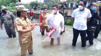 BUPATI Giri Prasta bersama rombongan memantau kondisi banjir di wilayah Legian, Senin (6/12/2021). Foto: ist BUPATI Giri Prasta bersama rombongan memantau kondisi banjir di wilayah Legian, Senin (6/12/2021). Foto: ist