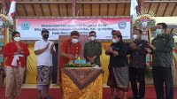PUNCAK HUT ke-37 SMPN 10 Denpasar ditandai dengan pemotongan tumpeng oleh Kasek Wayan Sumiara bersama IGN Eddy Mulya. Foto: tra PUNCAK HUT ke-37 SMPN 10 Denpasar ditandai dengan pemotongan tumpeng oleh Kasek Wayan Sumiara bersama IGN Eddy Mulya. Foto: tra