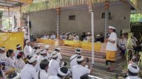 BUPATI Giri Prasta saat menghadiri karya ngeratep, melaspas dan pasupati tapakan Ida Bhatara Ratu Ngurah Sakti, Ratu Istri dan Ratu Ayu di Pura Dalem Meranggi Desa Adat Sibang Kaja, Kecamatan Abiansemal, Jumat (17/12/2021). Foto: ist BUPATI Giri Prasta saat menghadiri karya ngeratep, melaspas dan pasupati tapakan Ida Bhatara Ratu Ngurah Sakti, Ratu Istri dan Ratu Ayu di Pura Dalem Meranggi Desa Adat Sibang Kaja, Kecamatan Abiansemal, Jumat (17/12/2021). Foto: ist