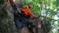 PROSES evakuasi jenazah dari tebing Karang Boma Pecatu, Kamis (23/12/2021). Foto: ist PROSES evakuasi jenazah dari tebing Karang Boma Pecatu, Kamis (23/12/2021). Foto: ist