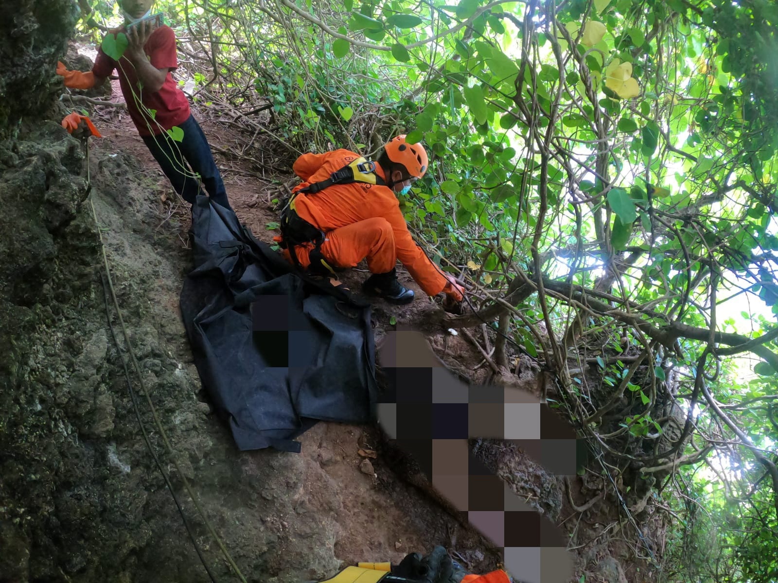 PROSES evakuasi jenazah dari tebing Karang Boma Pecatu, Kamis (23/12/2021). Foto: ist