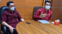 AAN Adhi Ardhana (kiri) dan Dewa Made Mahayadnya saat temu media menguraikan pandangan Fraksi PDIP DPRD Bali terkait isu pariwisata dan ekonomi, yang sebagian di antaranya dinilai menyudutkan Gubernur Wayan Koster. Foto: hen AAN Adhi Ardhana (kiri) dan Dewa Made Mahayadnya saat temu media menguraikan pandangan Fraksi PDIP DPRD Bali terkait isu pariwisata dan ekonomi, yang sebagian di antaranya dinilai menyudutkan Gubernur Wayan Koster. Foto: hen