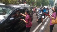 KPA Kota Denpasar peringati Hari AIDS Sedunia (HAS) 2021 dengan membagikan bunga mawar dan brosur kepada kepada masyarakat yang melintas di kawasan Catur Muka Denpasar, Rabu (1/12/2021). Foto: tra KPA Kota Denpasar peringati Hari AIDS Sedunia (HAS) 2021 dengan membagikan bunga mawar dan brosur kepada kepada masyarakat yang melintas di kawasan Catur Muka Denpasar, Rabu (1/12/2021). Foto: tra