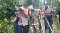APARAT kepolisian dan TNI dibantu warga saat mengevakuasi jenazah warga Prancis, Dominique, yang meninggal karena terpeleset di Pura Lempuyang, Karangasem, Jumat (3/12/2021). Foto: ist APARAT kepolisian dan TNI dibantu warga saat mengevakuasi jenazah warga Prancis, Dominique, yang meninggal karena terpeleset di Pura Lempuyang, Karangasem, Jumat (3/12/2021). Foto: ist