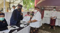ARIEF Budiman mendapat penjelasan dari petugas KPPS di TPS 02 sebelum menggunakan hak suara, saat simulasi memilih dengan desain satu lembar surat suara, Kamis (2/12/2021). Foto: hen ARIEF Budiman mendapat penjelasan dari petugas KPPS di TPS 02 sebelum menggunakan hak suara, saat simulasi memilih dengan desain satu lembar surat suara, Kamis (2/12/2021). Foto: hen