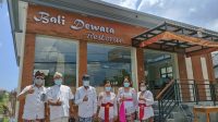 I Wayan Cahyadi Adiguna; didampingi Kasek Ni Ketut Sutarsih; dan Kasek Ni Kadek Bayu Sintha Sri Utami, dan pembina yayasan foto bersama di depan “Bali Dewata Restaurant”. Foto: tra I Wayan Cahyadi Adiguna; didampingi Kasek Ni Ketut Sutarsih; dan Kasek Ni Kadek Bayu Sintha Sri Utami, dan pembina yayasan foto bersama di depan “Bali Dewata Restaurant”. Foto: tra