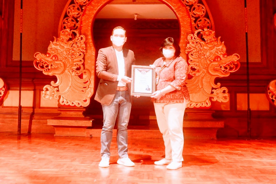 KEPALA Bank BPD Bali Cabang Renon, Ida Ayu Tri Rasmiwinari, saat acara “MotiFunTor” di Gedung Ksirarnawa, Art Center, Denpasar, Selasa (21/12/2021). Foto: ist