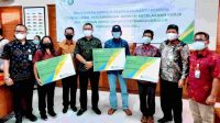 DIRUT Bank BPD Bali, I Nyoman Sudharma, menyerahkan secara simbolis klaim dan kartu peserta BPJS Ketenagakerjaan. Foto: ist DIRUT Bank BPD Bali, I Nyoman Sudharma, menyerahkan secara simbolis klaim dan kartu peserta BPJS Ketenagakerjaan. Foto: ist