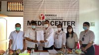 KETUA Bawaslu Denpasar, I Putu Arnata (tiga kiri) bersama Bendesa Madya MDA Denpasar, AA Ketut Sudiana (dua kiri) usai menandatangani kesepakatan kerjasama program Gema Siwa Puja di wilayah Desa Adat Denpasar, Rabu (15/12/2021). Foto: ist KETUA Bawaslu Denpasar, I Putu Arnata (tiga kiri) bersama Bendesa Madya MDA Denpasar, AA Ketut Sudiana (dua kiri) usai menandatangani kesepakatan kerjasama program Gema Siwa Puja di wilayah Desa Adat Denpasar, Rabu (15/12/2021). Foto: ist