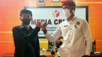 KETUA Bawaslu Karangasem, I Putu Gede Suastrawan; bersama Bendesa Madya MDA Kabupaten Karangasem, I Ketut Alit Suardana, usai menandatangani perjanjian kerjasama di kantor Bawaslu Karangasem, Rabu (22/12/2021). Bawaslu Karangasem menggandeng Majelis Desa Adat Kabupaten Karangasem untuk bekerja mempersempit potensi pelanggaran Pemilu. Foto: ist KETUA Bawaslu Karangasem, I Putu Gede Suastrawan; bersama Bendesa Madya MDA Kabupaten Karangasem, I Ketut Alit Suardana, usai menandatangani perjanjian kerjasama di kantor Bawaslu Karangasem, Rabu (22/12/2021). Bawaslu Karangasem menggandeng Majelis Desa Adat Kabupaten Karangasem untuk bekerja mempersempit potensi pelanggaran Pemilu. Foto: ist
