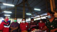 BUPATI Karangasem, I Gede Dana, bersama sejumlah pihak terkait memantau kondisi harga kebutuhan pokok di sejumlah pasar seputar Kota Amlapura, Selasa (21/12/2021). Foto: ist BUPATI Karangasem, I Gede Dana, bersama sejumlah pihak terkait memantau kondisi harga kebutuhan pokok di sejumlah pasar seputar Kota Amlapura, Selasa (21/12/2021). Foto: ist