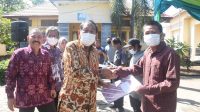 BUPATI H. Djohan Sjamsu menyerahkan secara simbolis alat dan mesin pertanian (Alsintan) kepada 13 perwakilan kelompok tani di Lombok Utara di halaman Kantor Dinas Ketahanan Pangan, Pertanian dan Perikanan KLU, Kamis (16/12). Foto: fik BUPATI H. Djohan Sjamsu menyerahkan secara simbolis alat dan mesin pertanian (Alsintan) kepada 13 perwakilan kelompok tani di Lombok Utara di halaman Kantor Dinas Ketahanan Pangan, Pertanian dan Perikanan KLU, Kamis (16/12). Foto: fik