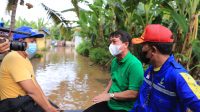 BUPATI Suwirta (dua dari kanan) memberi keterangan kepada media terkait beberapa fasilitas publik di Nusa Penida yang masih digenangi air pascamusibah banjir bandang yang terjadi Senin (13/12/2021) dini hari. Foto: ist BUPATI Suwirta (dua dari kanan) memberi keterangan kepada media terkait beberapa fasilitas publik di Nusa Penida yang masih digenangi air pascamusibah banjir bandang yang terjadi Senin (13/12/2021) dini hari. Foto: ist
