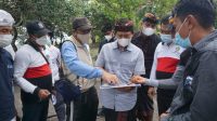 BUPATI Suwirta meninjau pembangunan toilet dan plaza kuliner di Stage Ceningan, Kecamatan Nusa Penida. Foto: ist BUPATI Suwirta meninjau pembangunan toilet dan plaza kuliner di Stage Ceningan, Kecamatan Nusa Penida. Foto: ist