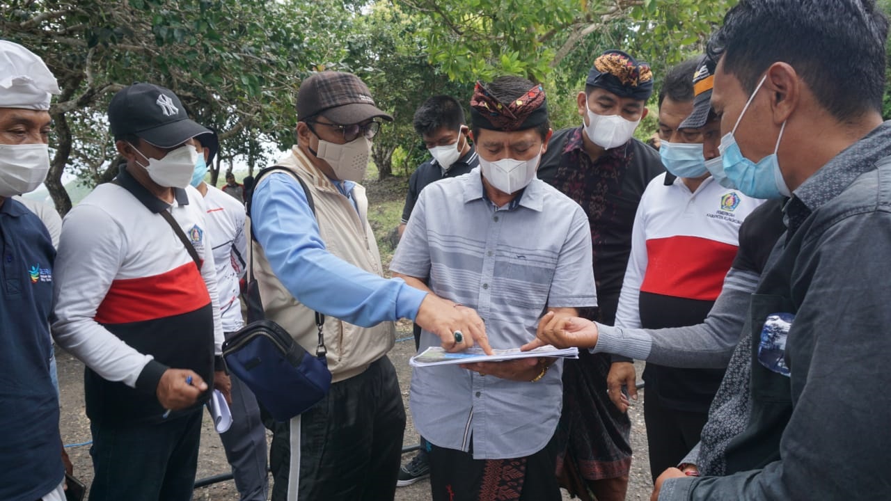BUPATI Suwirta meninjau pembangunan toilet dan plaza kuliner di Stage Ceningan, Kecamatan Nusa Penida. Foto: ist