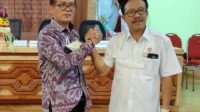 KETUA Dekopinda Kota Denpasar yang baru I Nyoman Sudarsa (kiri) salam komado dengan ketua lama I Wayan Mudana usai terpilih secara aklamasi dalam Musda Dekopinda, Selasa (7/12/2021). Foto: ist KETUA Dekopinda Kota Denpasar yang baru I Nyoman Sudarsa (kiri) salam komado dengan ketua lama I Wayan Mudana usai terpilih secara aklamasi dalam Musda Dekopinda, Selasa (7/12/2021). Foto: ist