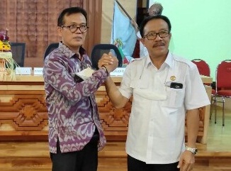 KETUA Dekopinda Kota Denpasar yang baru I Nyoman Sudarsa (kiri) salam komado dengan ketua lama I Wayan Mudana usai terpilih secara aklamasi dalam Musda Dekopinda, Selasa (7/12/2021). Foto: ist