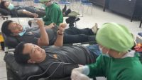 KETUA KPU Gianyar, I Putu Agus Tirta Suguna, donor darah di kantor KPU Gianyar, Jumat (17/12/2021). Foto: adi KETUA KPU Gianyar, I Putu Agus Tirta Suguna, donor darah di kantor KPU Gianyar, Jumat (17/12/2021). Foto: adi