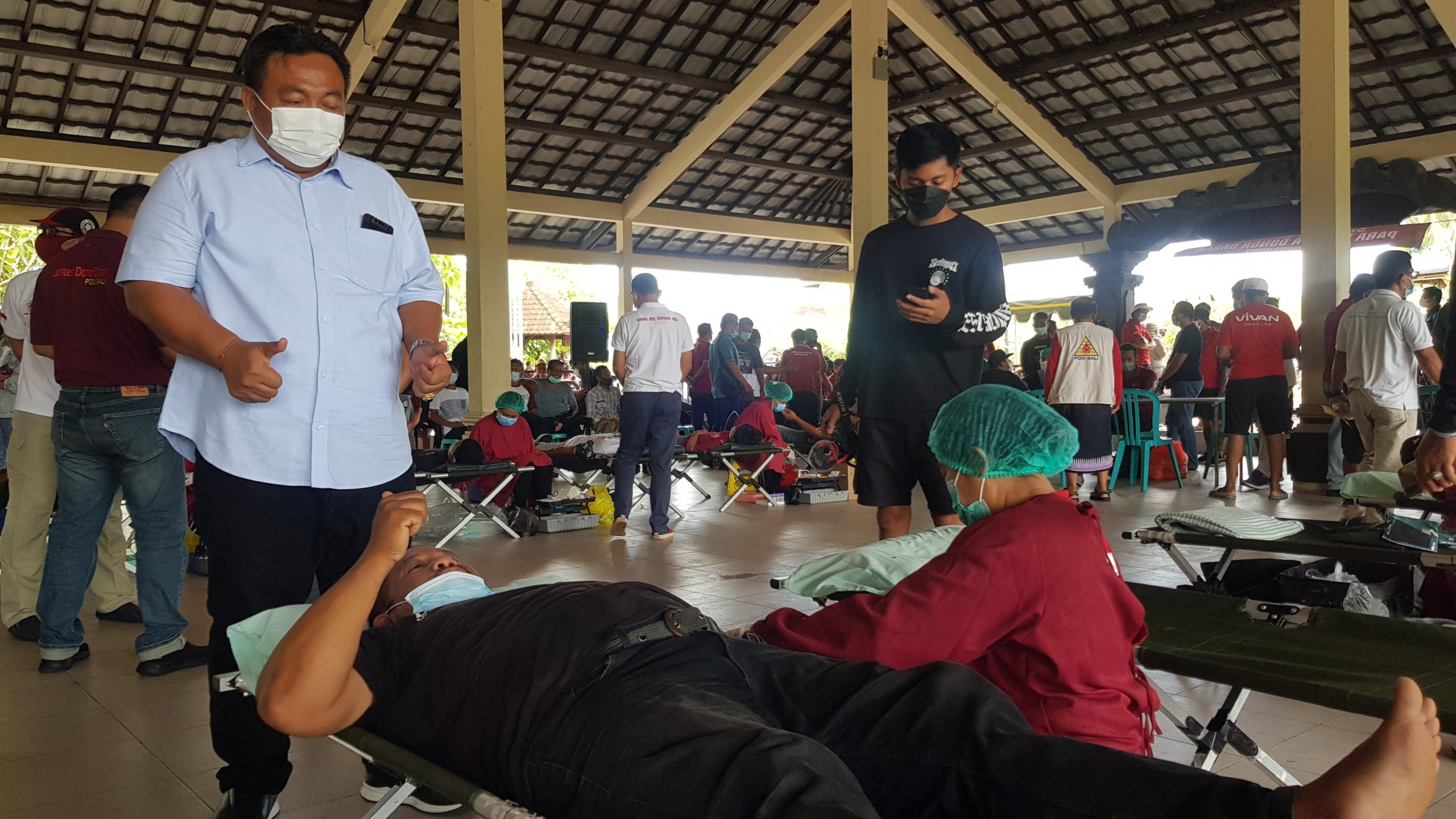 KEGIATAN donor darah di wantilan pura Dalem Desa Adat Guwang. Foto: adi