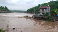 EMPAT desa di Nusa Penida diterjang banjir pada Senin (13/12/2021) dini harikemarin. Bencana ini juga meluluhlantakkan destinasi wisata Crystal Bay—yang menjadi andalan Nusa Penida. Foto: ist EMPAT desa di Nusa Penida diterjang banjir pada Senin (13/12/2021) dini harikemarin. Bencana ini juga meluluhlantakkan destinasi wisata Crystal Bay—yang menjadi andalan Nusa Penida. Foto: ist