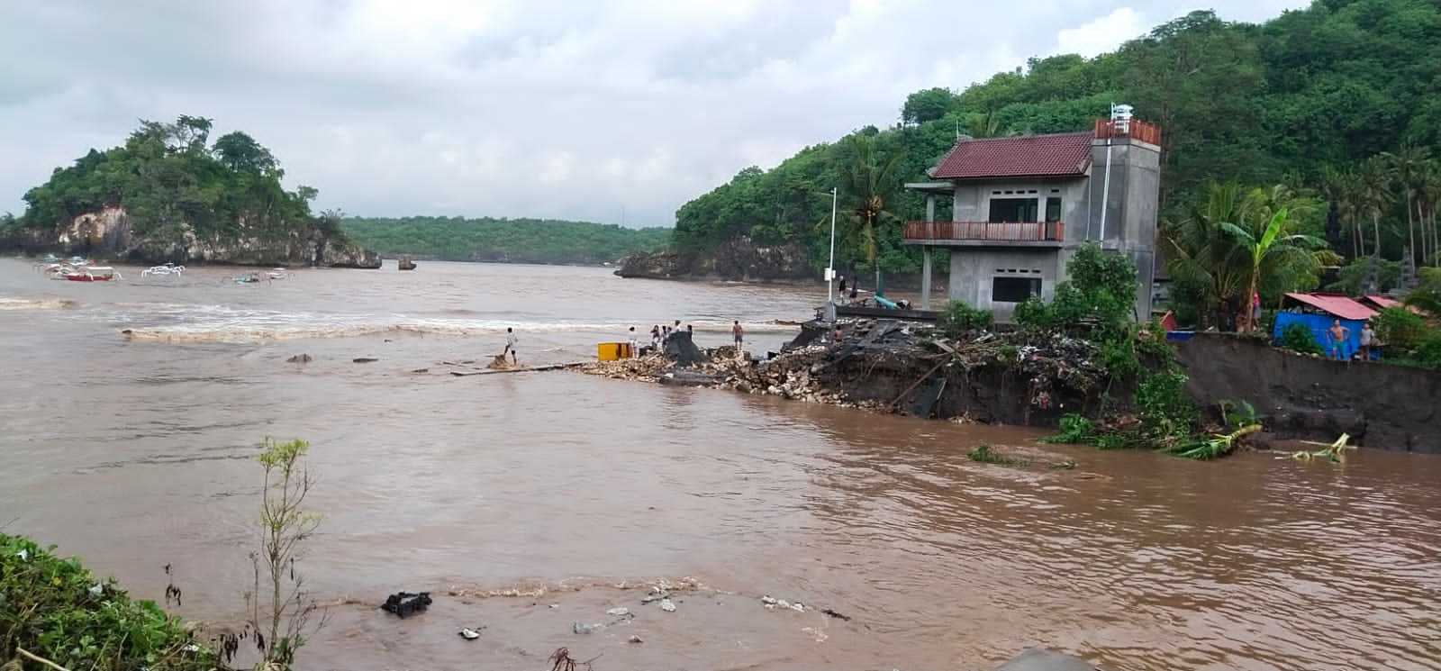 EMPAT desa di Nusa Penida diterjang banjir pada Senin (13/12/2021) dini harikemarin. Bencana ini juga meluluhlantakkan destinasi wisata Crystal Bay—yang menjadi andalan Nusa Penida. Foto: ist